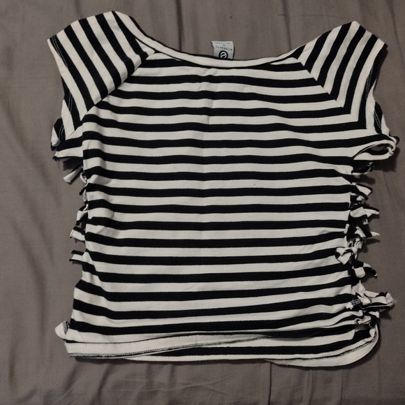 ellemenno Tops - Re-designed black&white crop top